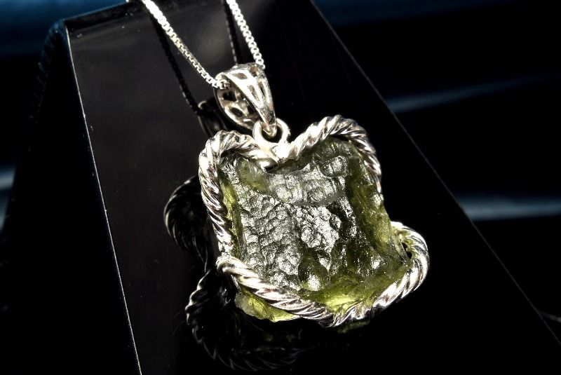 １点物 AA シルバー925 モルダバイト 17x18mm 原石 ペンダントトップ パワーストーン 天然石 _PC6482