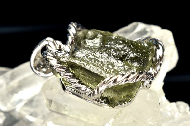 １点物 AA シルバー925 モルダバイト 17x18mm 原石 ペンダントトップ パワーストーン 天然石 _PC6482 NEXPOTALLINN_EU