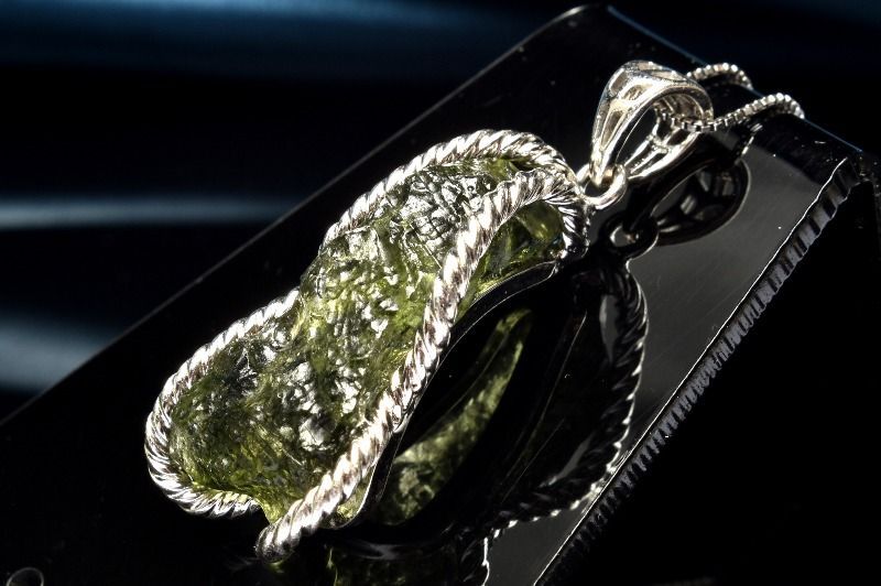 １点物 AA シルバー925 モルダバイト 25x12mm 原石 ペンダントトップ パワーストーン 天然石 _PC6486
