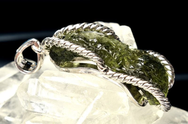 １点物 AA シルバー925 モルダバイト 25x12mm 原石 ペンダントトップ パワーストーン 天然石 _PC6486 NEXPOTALLINN_EU