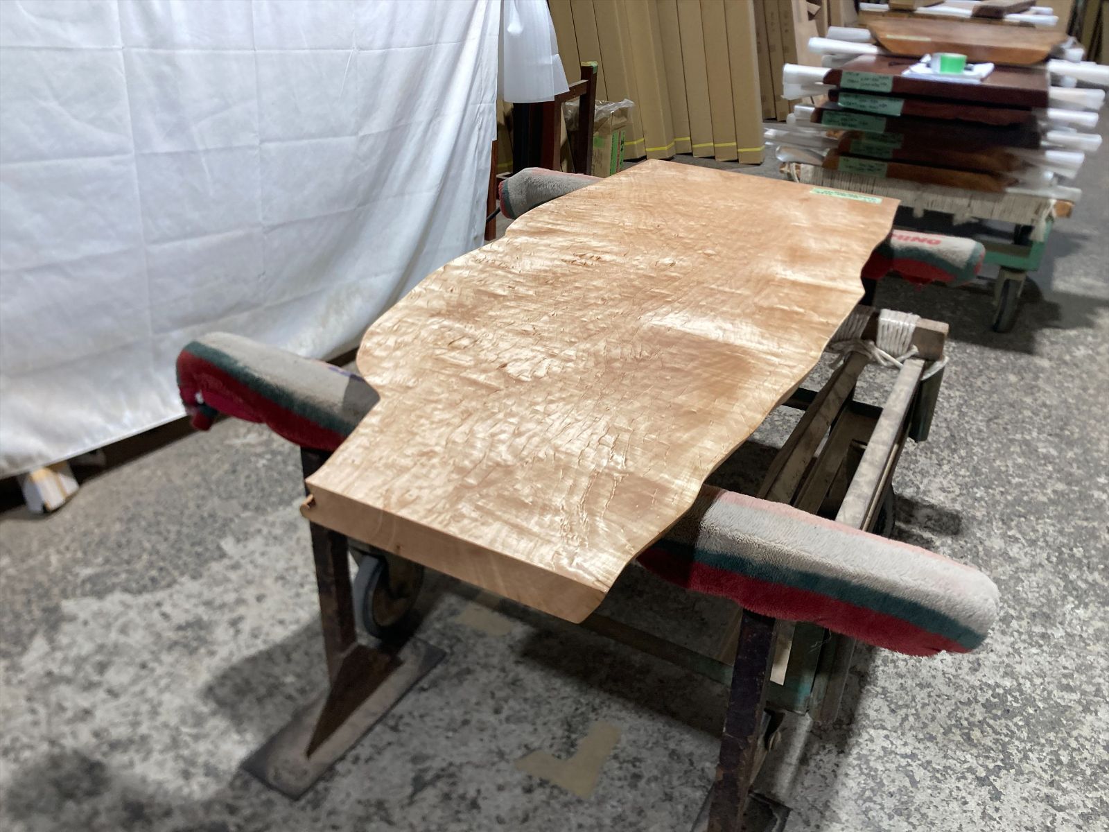 楓9284 上杢 メープル メイプル 一枚板無垢 乾燥材 1650ｘ640‐360ｘ50mm カウンター 店舗 リフォーム 棚板 テーブル