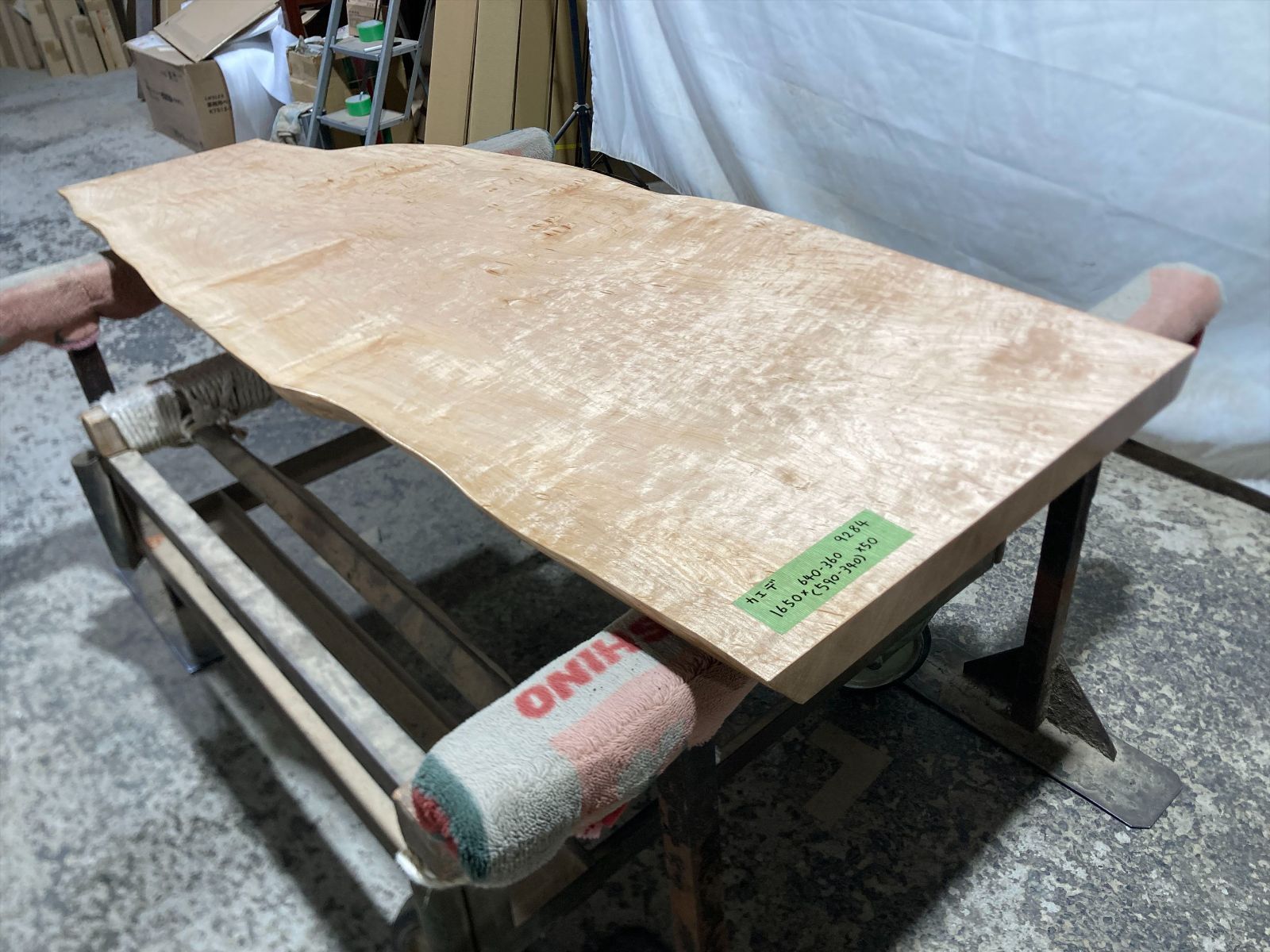 楓9284 上杢 メープル メイプル 一枚板無垢 乾燥材 1650ｘ640‐360ｘ50mm カウンター 店舗 リフォーム 棚板 テーブル