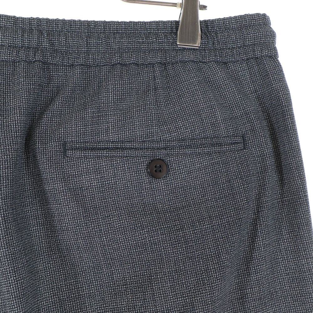 チャコールグレー