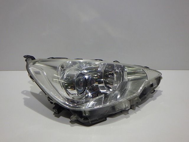 アクア 右ヘッドライト ハロゲン NHP10 前期 52-244 K 81110-52E60 コーティング 比較的 251023044