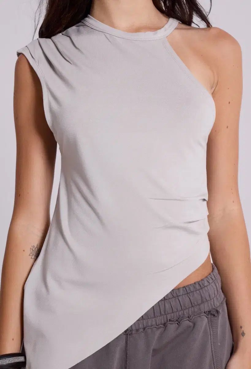 ジェイディッド ロンドン Theodora Asymmetric Top