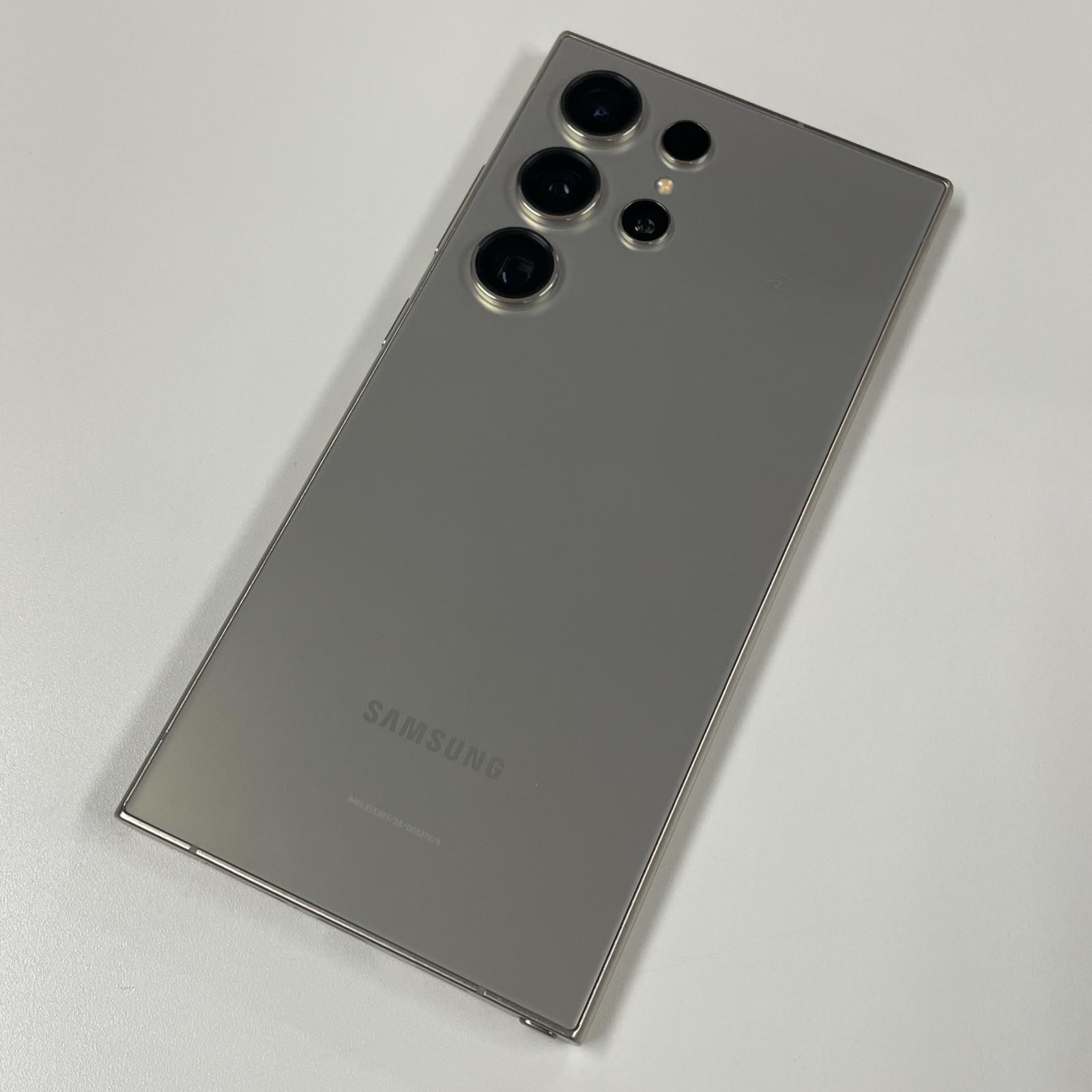 チタニウムグレー