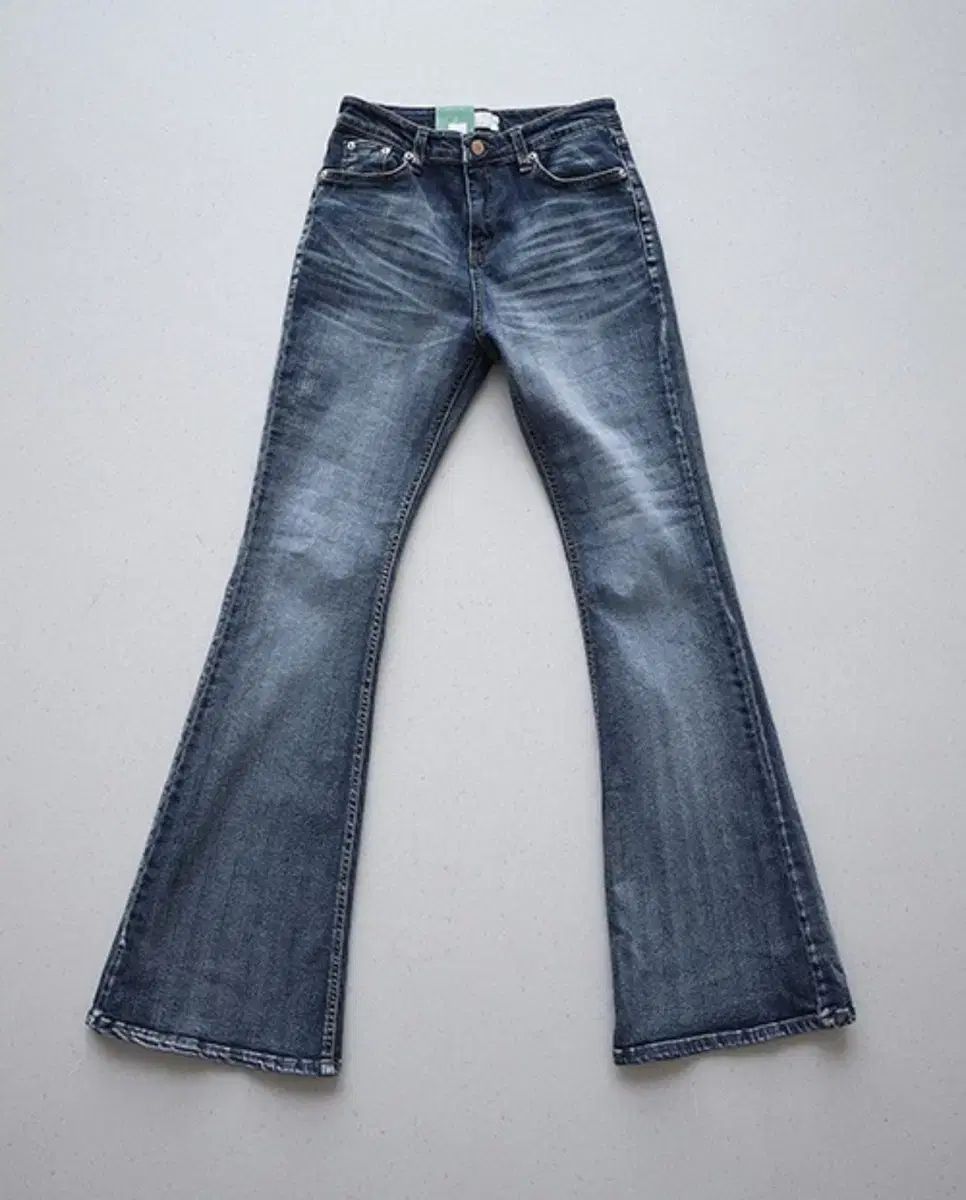 クラッタ セミブーツカットデニム