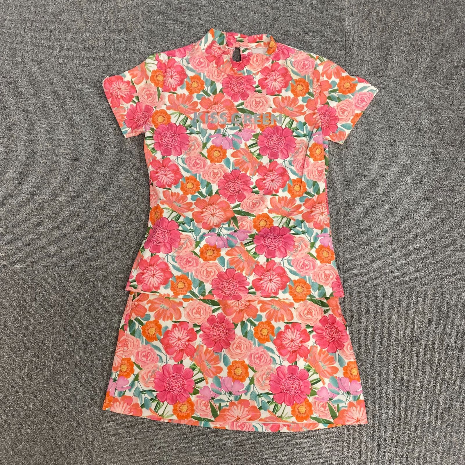 KISS on the green　ゴルフウェア　ピンクフラワー柄モックネックトップス＆スカート上下セット