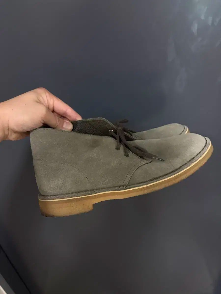 オリーブグリーン