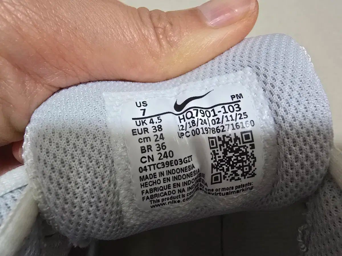 v5スニーカー スモークグレイ