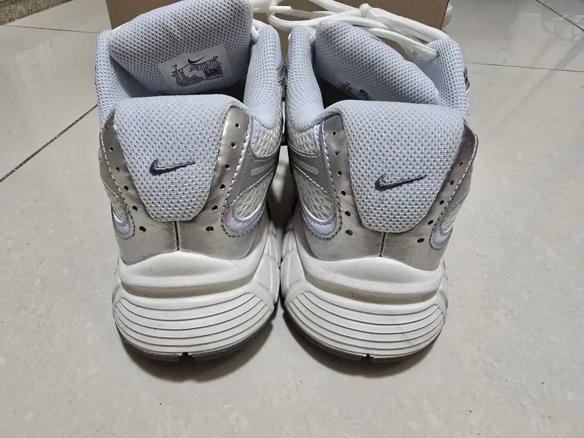 スモークグレイ