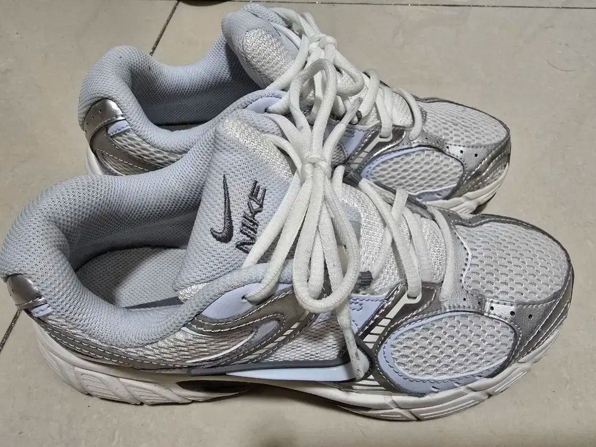 v5スニーカー スモークグレイ