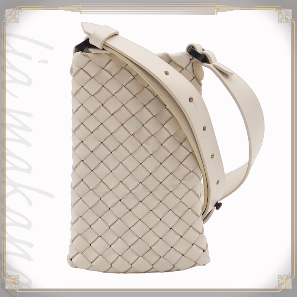 BOTTEGA VENETA ボッテガ ヴェネタ イントレチャート フォンポーチ スマホポーチ スマートフォンケース ミニバッグ ショルダーバッグ 斜め掛け 肩掛け アイボリー系 レザー ブラック金具