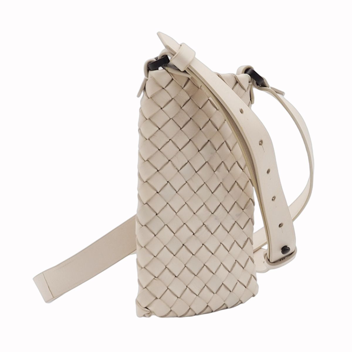 BOTTEGA VENETA ボッテガ ヴェネタ イントレチャート フォンポーチ スマホポーチ スマートフォンケース ミニバッグ ショルダーバッグ 斜め掛け 肩掛け アイボリー系 レザー ブラック金具