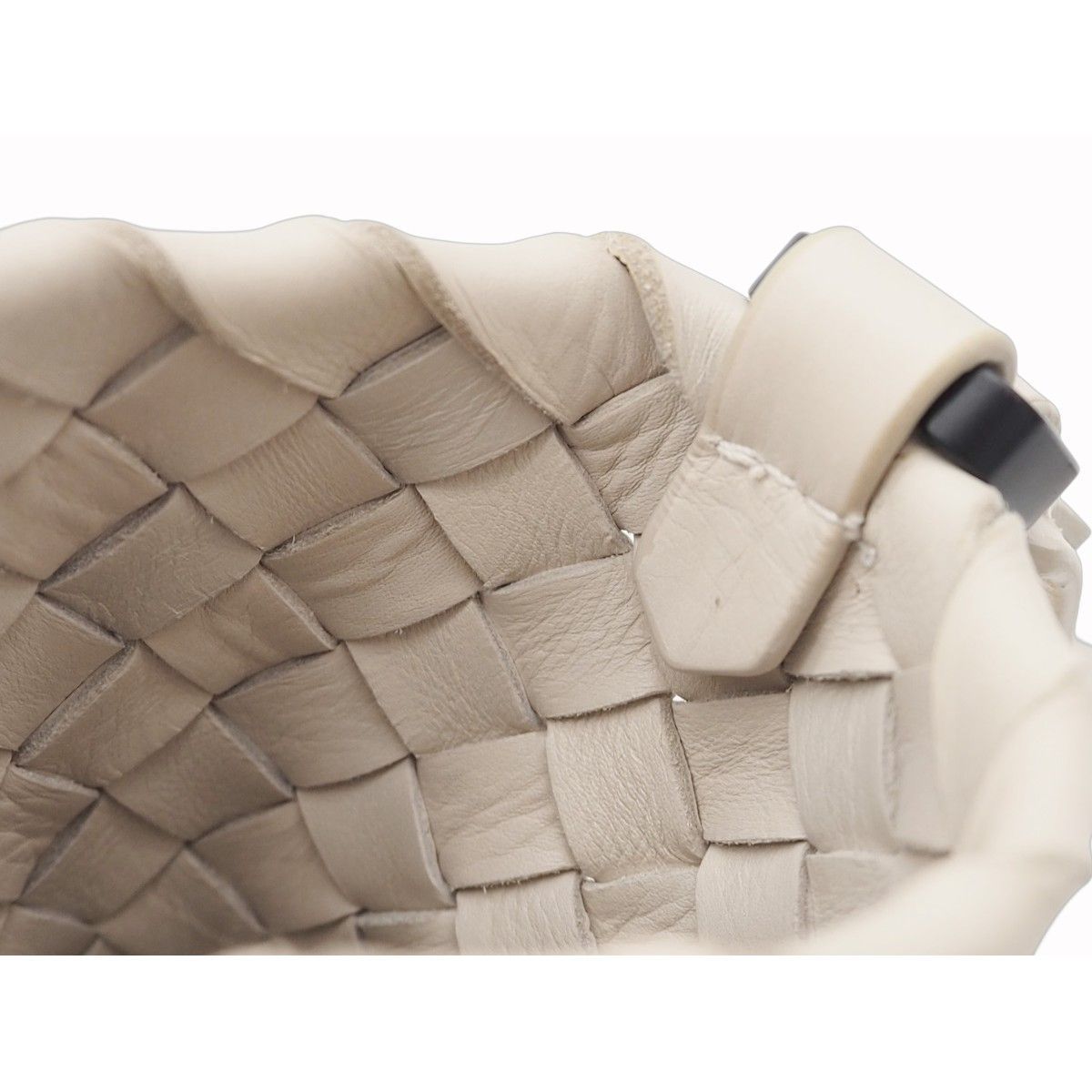 BOTTEGA VENETA ボッテガ ヴェネタ イントレチャート フォンポーチ スマホポーチ スマートフォンケース ミニバッグ ショルダーバッグ 斜め掛け 肩掛け アイボリー系 レザー ブラック金具 DECORATOM_COM_BR
