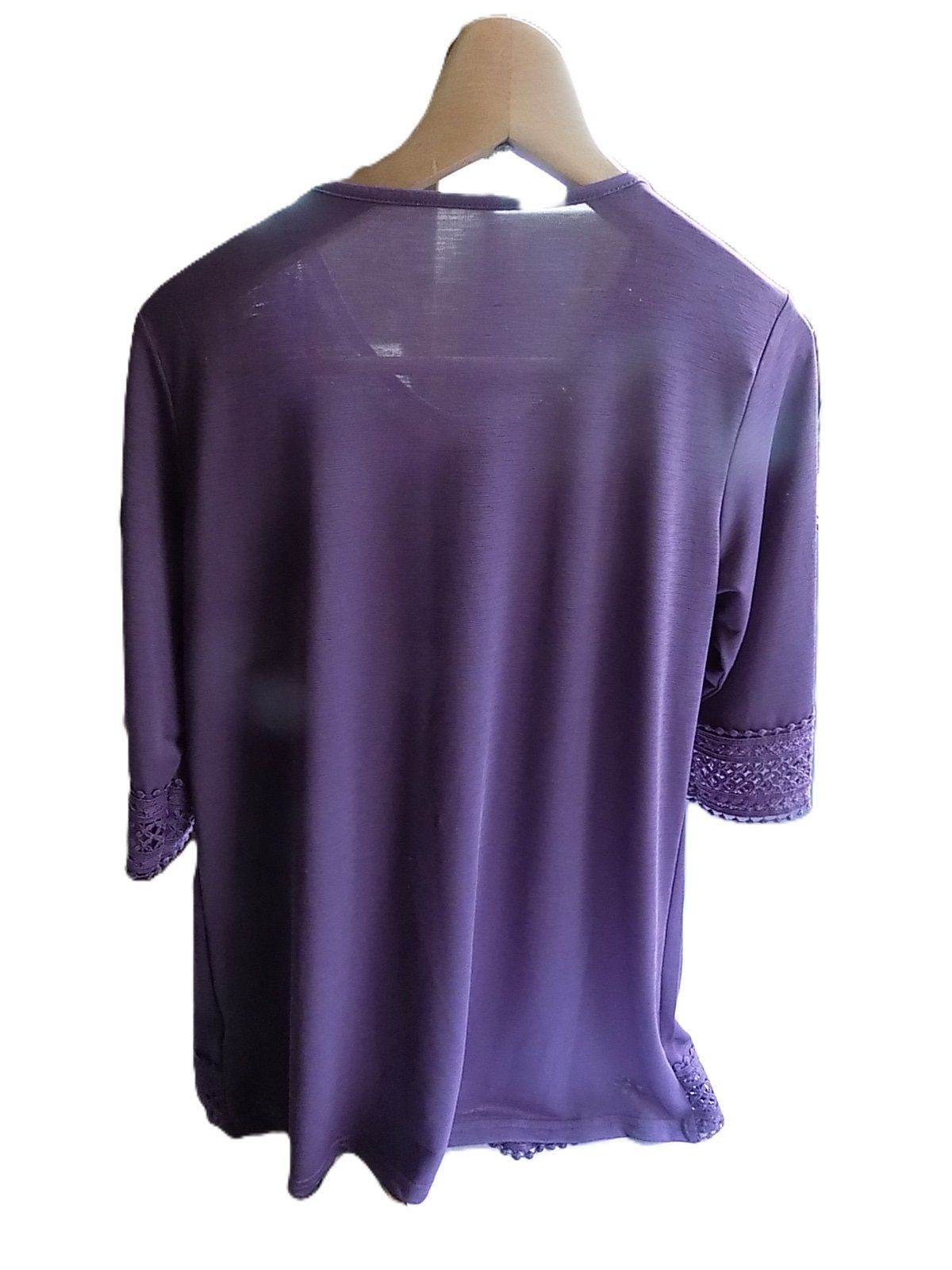 CABIN パールレース装飾 七分袖チュニック mo-FH-18-6207 お洒落 上質 モダン 軽やか 着心地 個性的 女性らしい 華やかさ パール装飾が施された紫色の五分袖チュニック レースの裾が特徴的