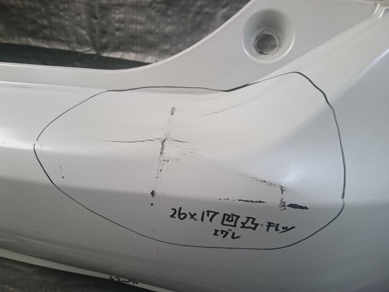 ZVW30 プリウス リアバンパー パール 19194