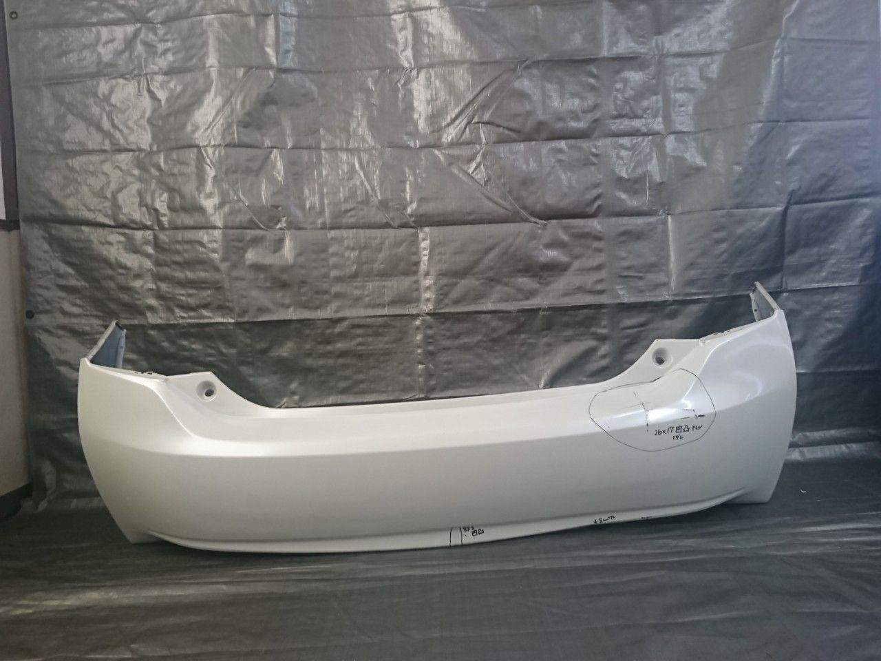 ZVW30 プリウス リアバンパー パール 19194