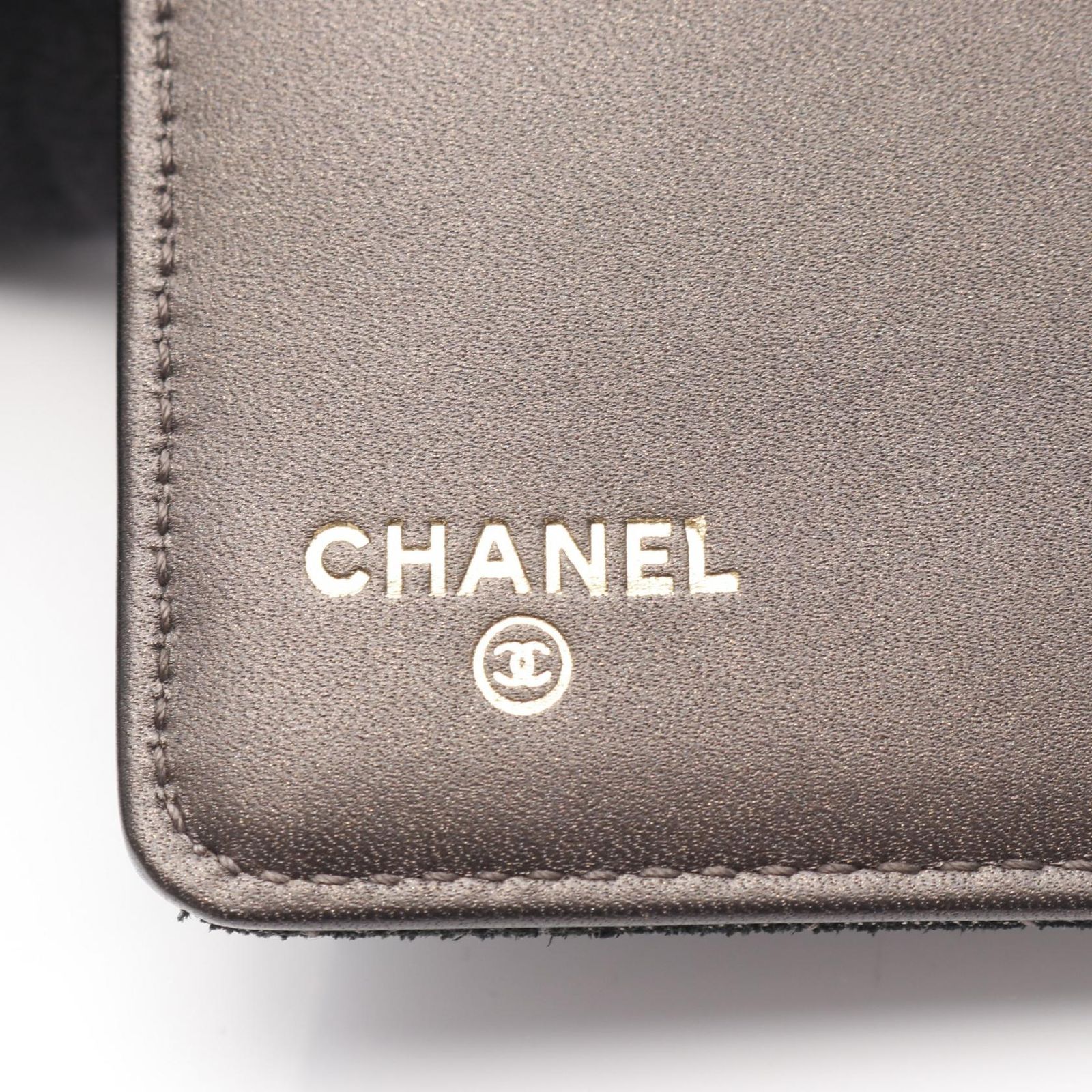 シャネル CHANEL 二つ折り長財布 マトラッセ A68927 シルバー カーフ