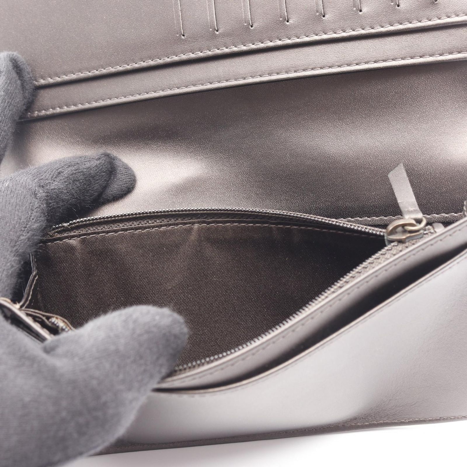 シャネル CHANEL 二つ折り長財布 マトラッセ A68927 シルバー カーフ