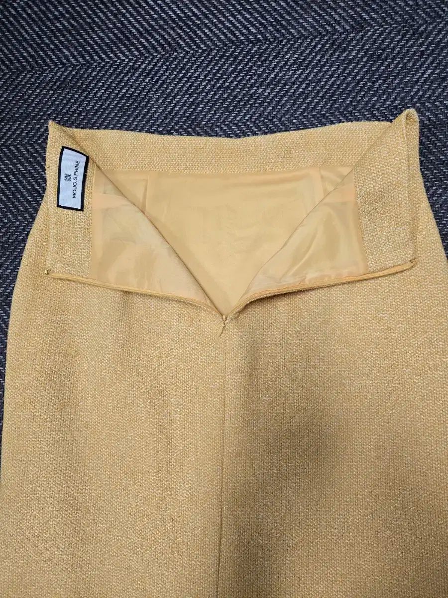 送料無料。 MOJO.S.PHINE モジョエスピン 23ss イェロー H LINE スカート