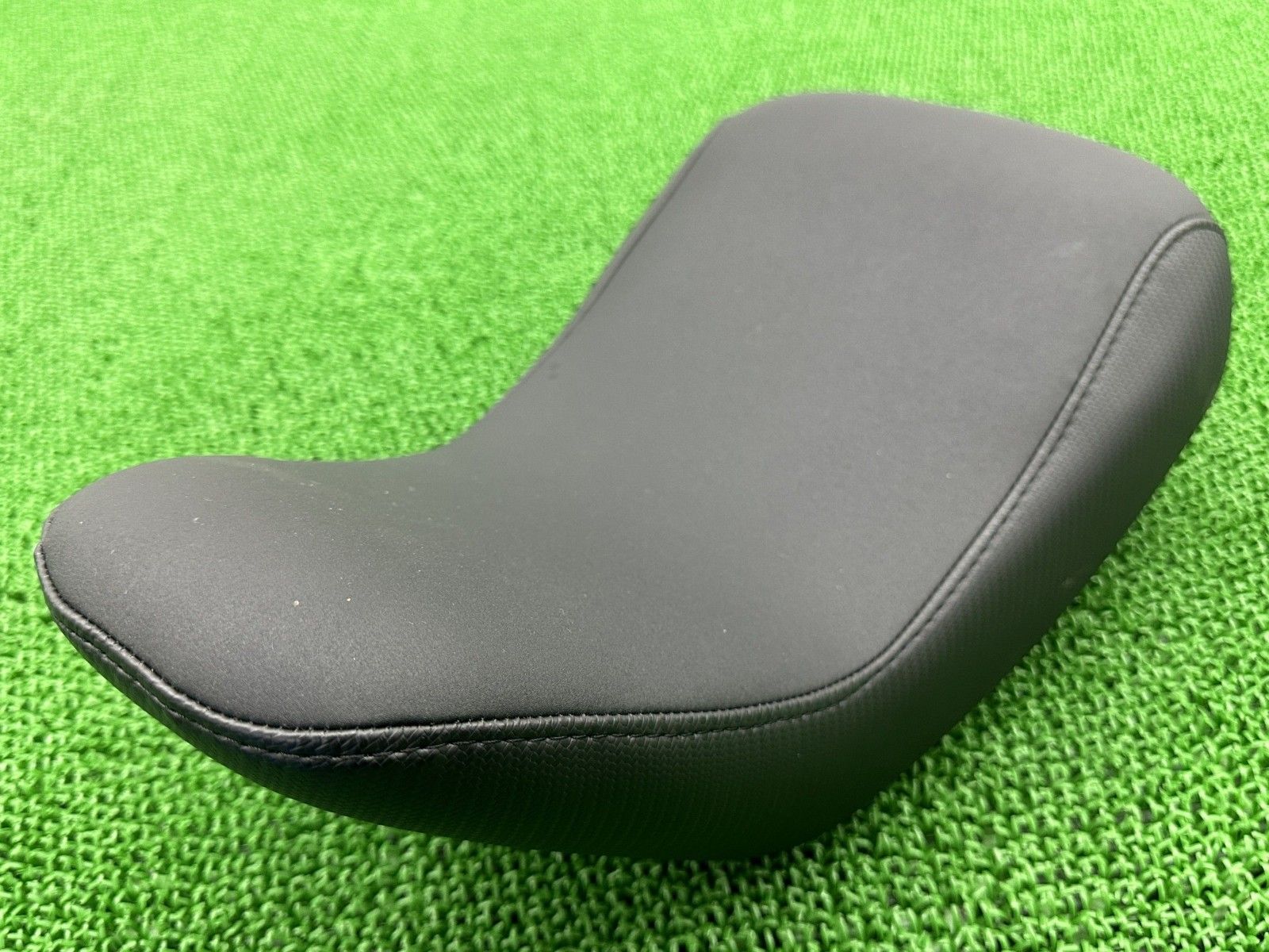 FXDR114 FXDRS タンデムシート 52400187 ハーレー 純正 ソフテイル カスタムリアシート ノーマルベース バックレスト加工 Hp