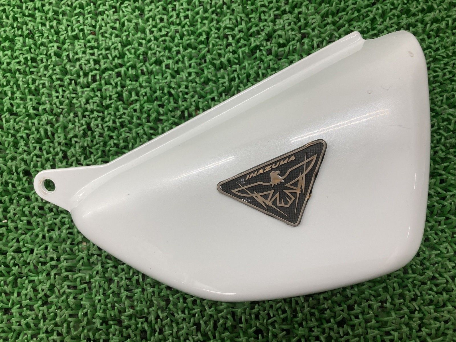 イナズマ400 サイドカバー 右 パール 03F スズキ 純正 GK7BA エンブレム付き イナズマ1200にも 割れ欠け無し 品薄 Fn