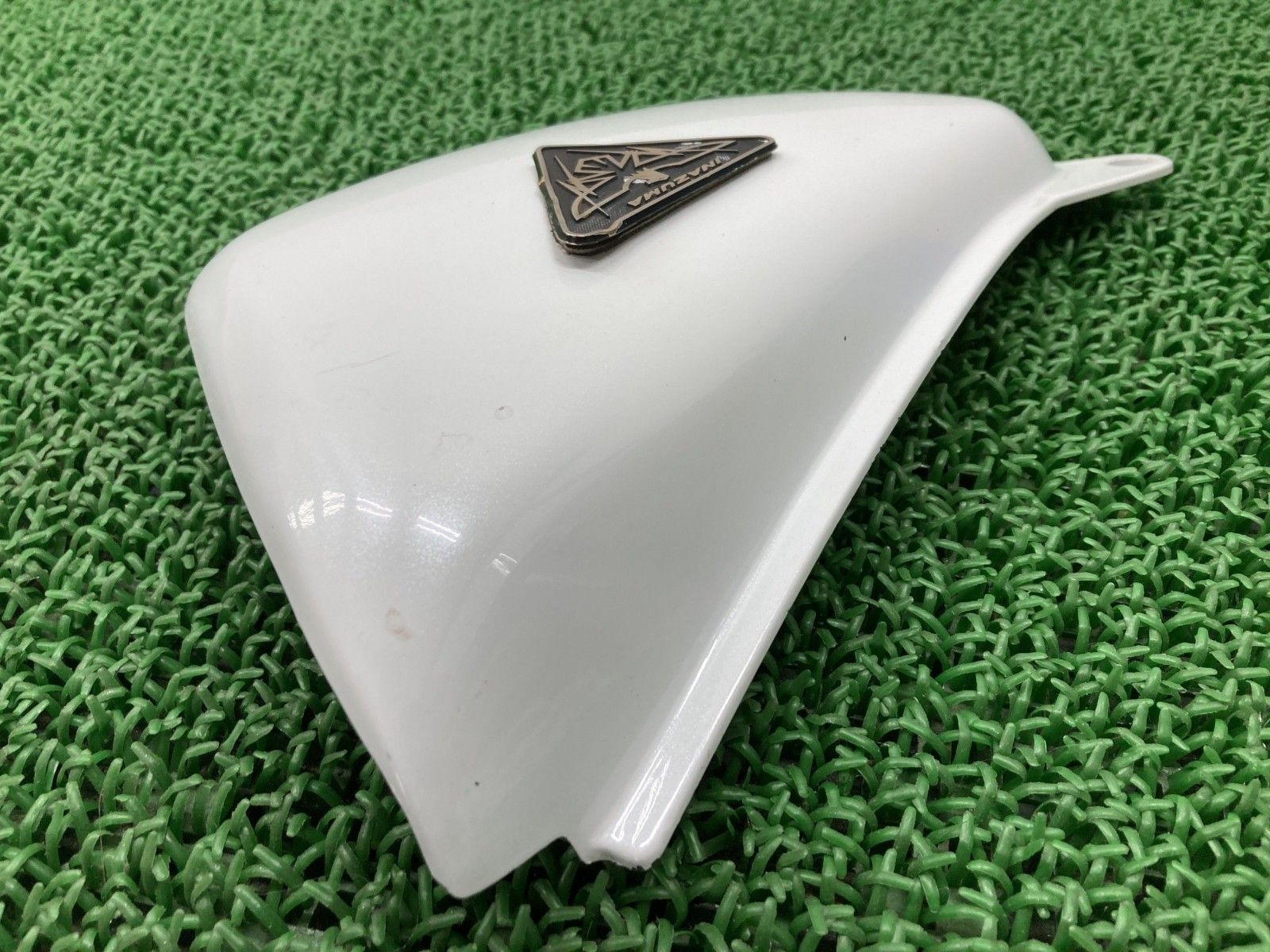 イナズマ400 サイドカバー 右 パール 03F スズキ 純正 GK7BA エンブレム付き イナズマ1200にも 割れ欠け無し 品薄 Fn