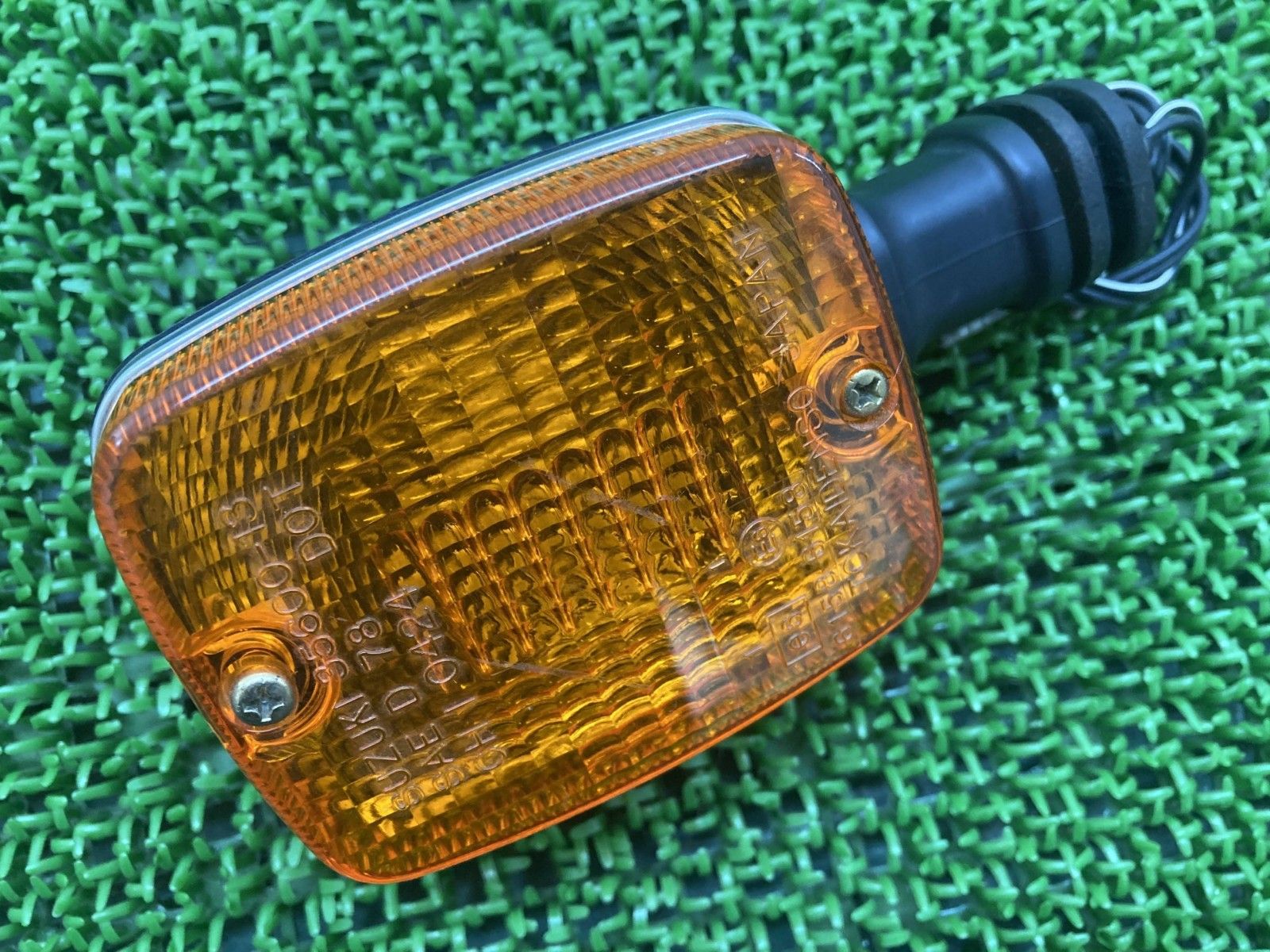 GSX1100Sカタナ ウインカー 片側 35600-13 スズキ 純正 バイク 部品 GU76A KATANA 刀 ゴムブッシュ 割れ欠け無し eK