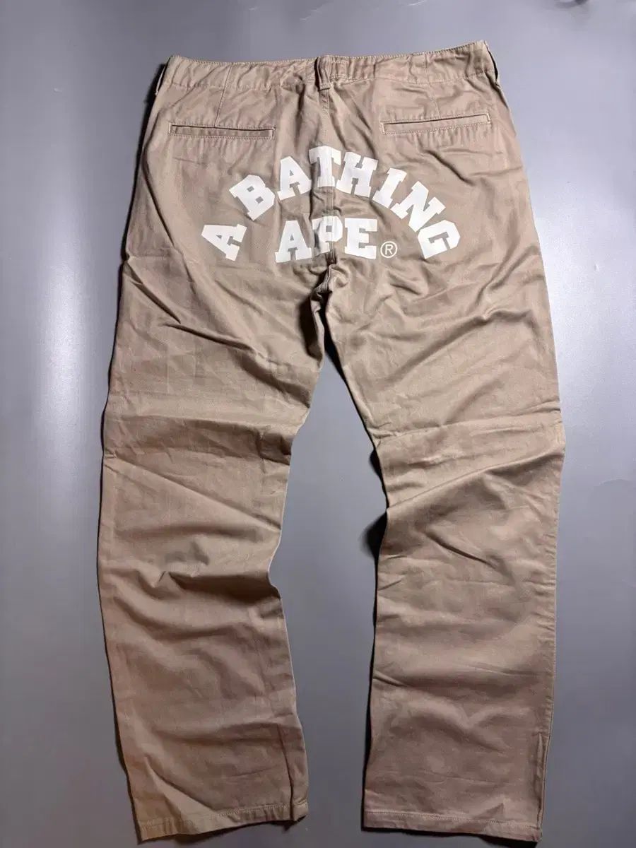 アベイシングエイプ ベージュ パンツ
