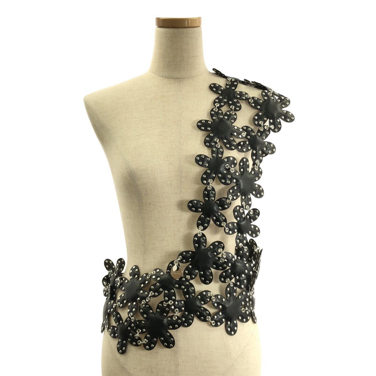 noir kei ninomiya | ノワールケイニノミヤ | 2025AW | フェイクレザー スタッズ フラワーハーネス | ブラック | レディース