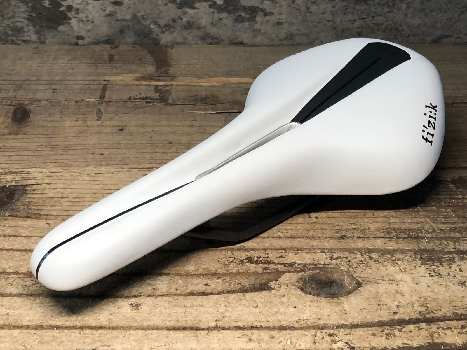 JJ160 フィジーク fizik ANTARES R3 OPEN サドル 白 REGULAR kiumレール プレート