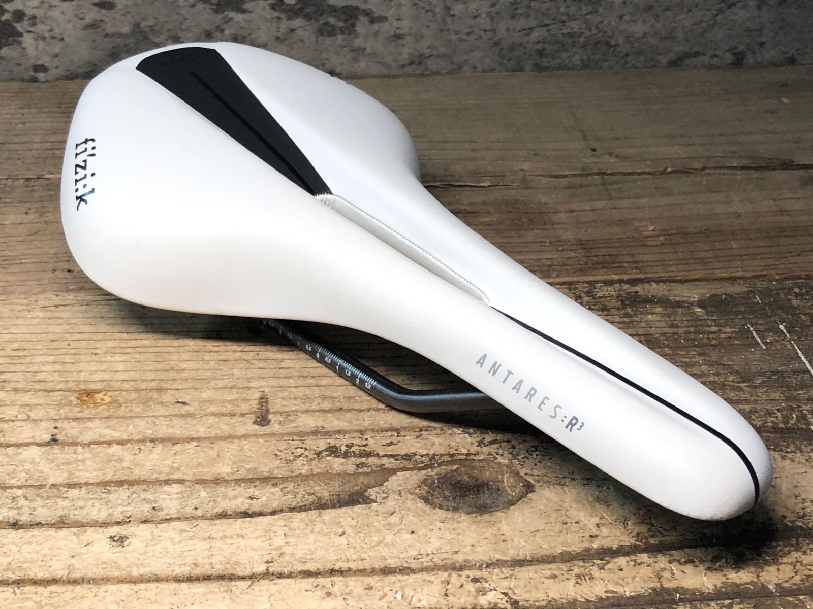 JJ160 フィジーク fizik ANTARES R3 OPEN サドル 白 REGULAR kiumレール プレート