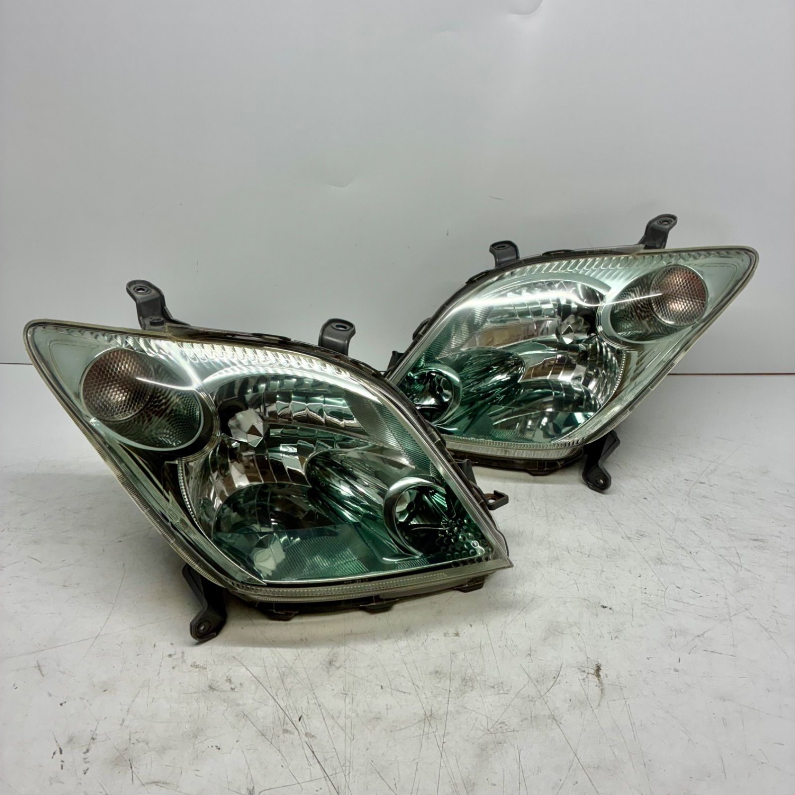 コーティング済 トヨタ NCP60 NCP61 NCP65 イスト IST ヘッドライト ランプ レンズ 左右セット LR HID グリーンメッキ ICHIKOH 52-064 P71624