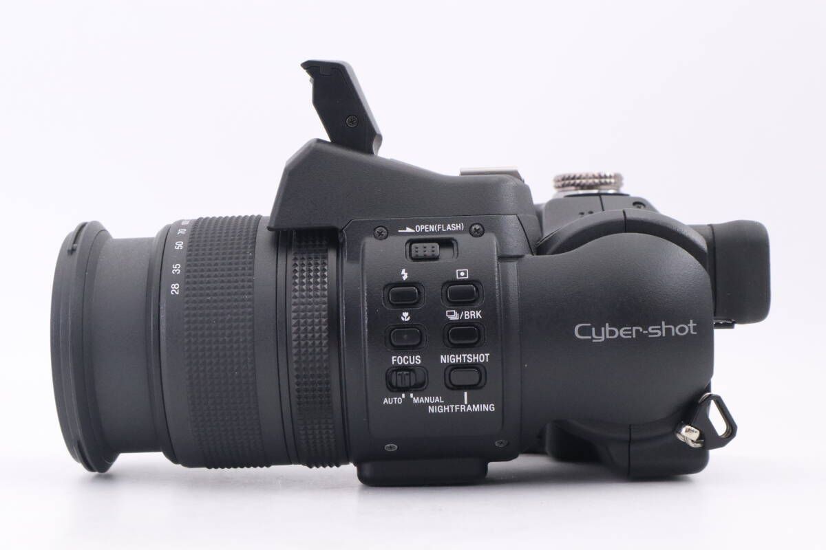 コンパクトデジタルカメラ