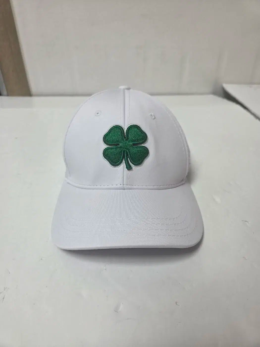 ブラッククローバー プレミアム ロゴ ベースボールキャップ 白 (S/M)
