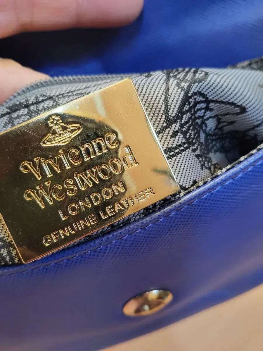 VIVIENNE WESTWOOD ブルー チェーン クラッチバッグ