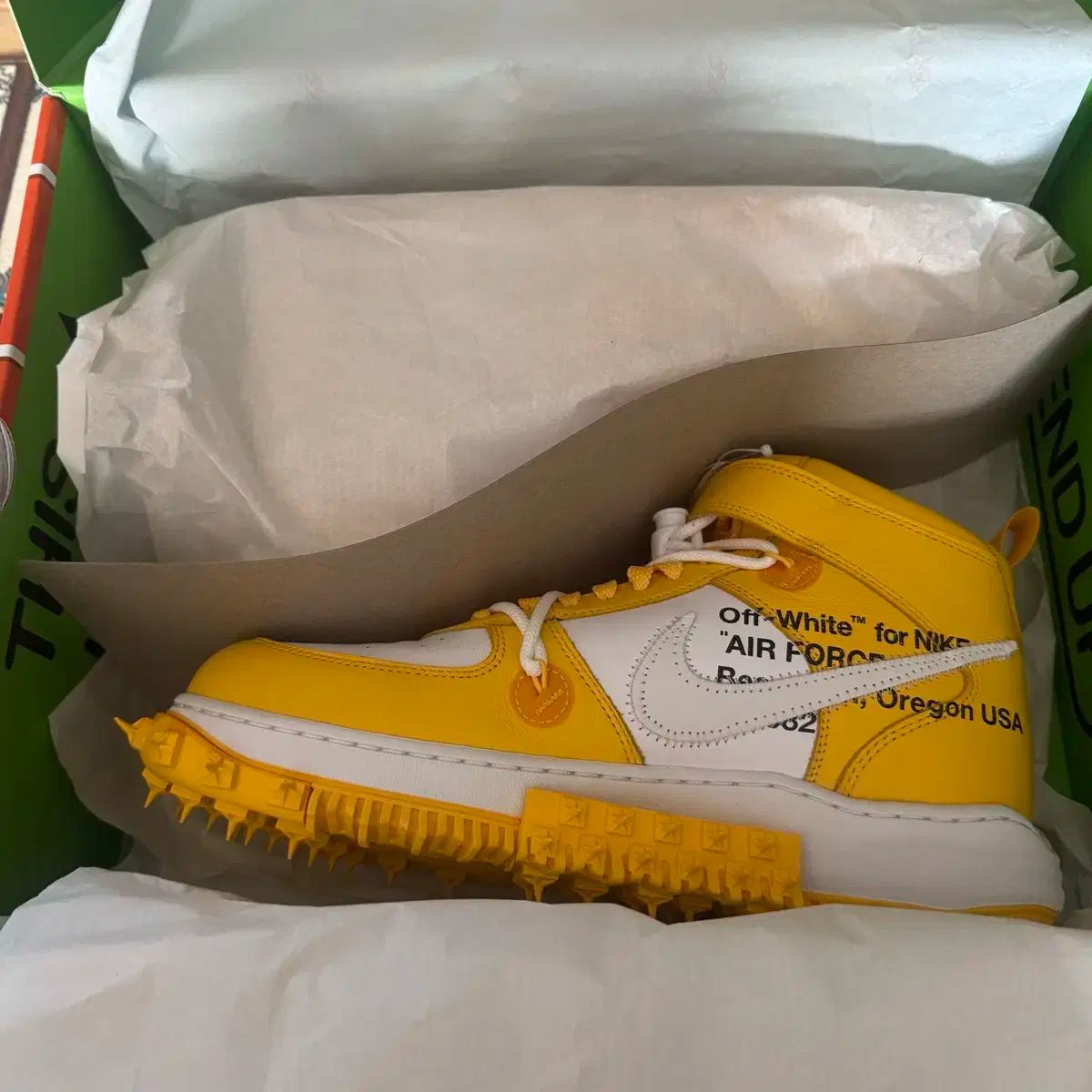 × オフホワイト