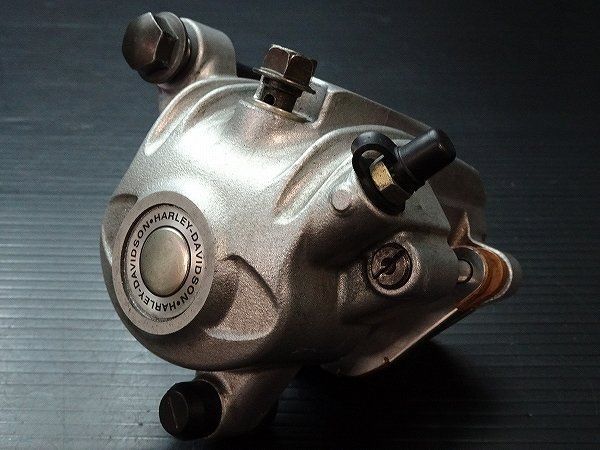 分解洗浄済 ハーレー スポーツスター XL883L-I 純正 リアブレーキキャリパー F24