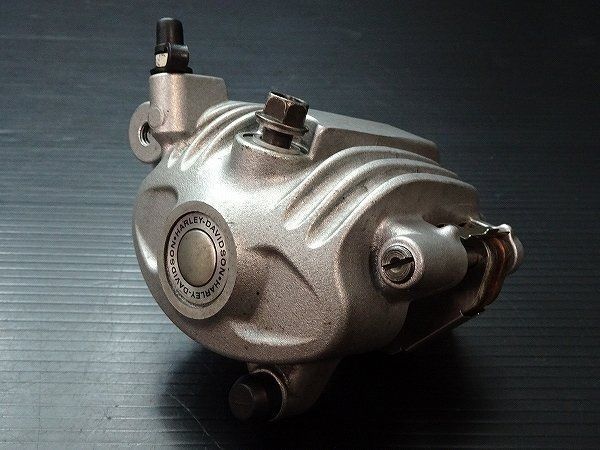 分解洗浄済 ハーレー スポーツスター XL883L-I 純正 フロントブレーキキャリパー F25
