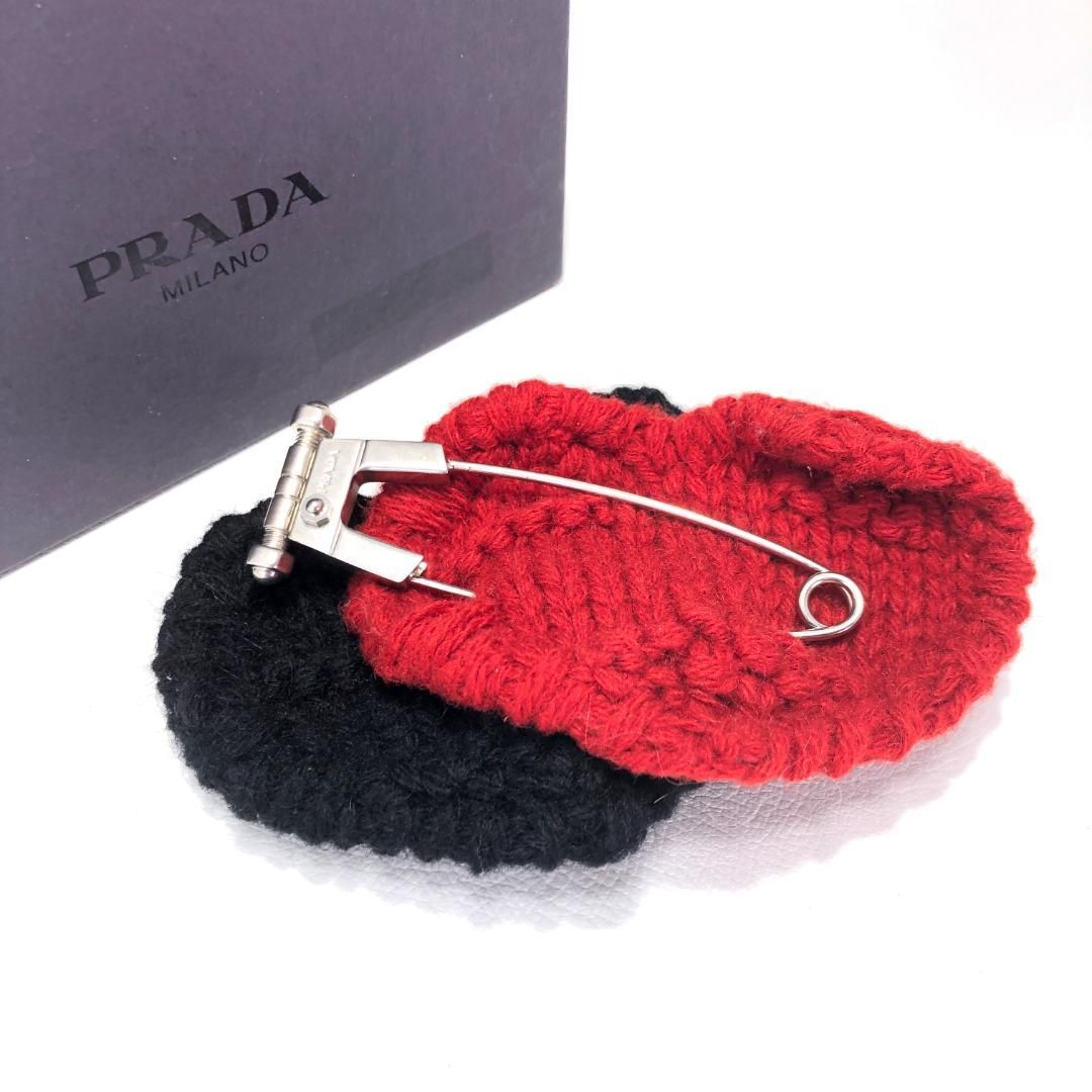 PRADA プラダ ハートモチーフ ピンブローチ コサージュ ウール メタル レッド ブラック