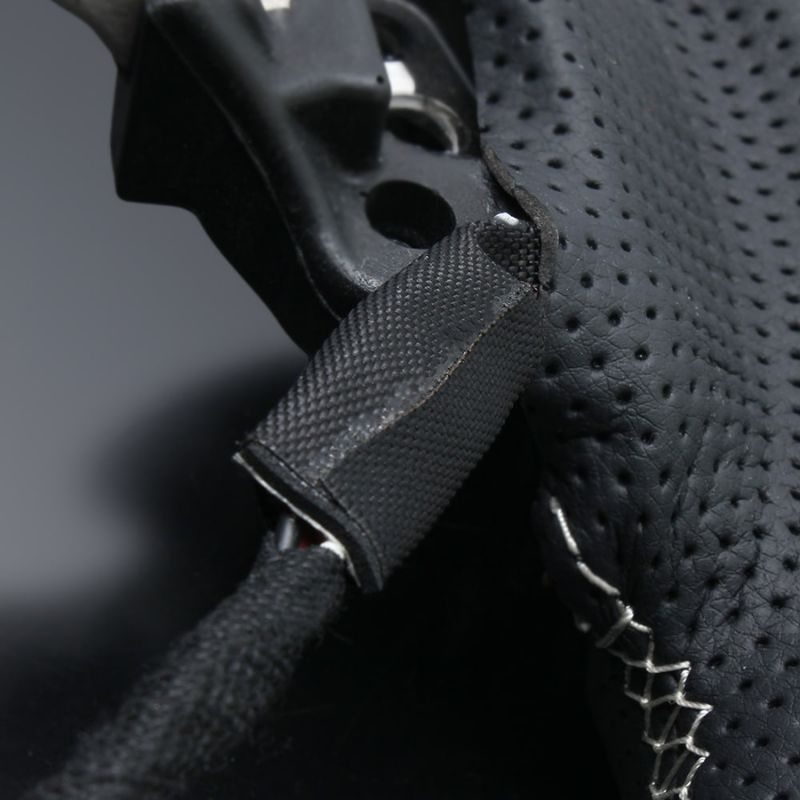 高品質の証ユーロステッチ採用 ピアノブラックxシルバーステッチ 純正交換ガングリップステアリング ランクル 300系 R3 8- LS224 ヒーター対応 BRIGHTFACE_UK