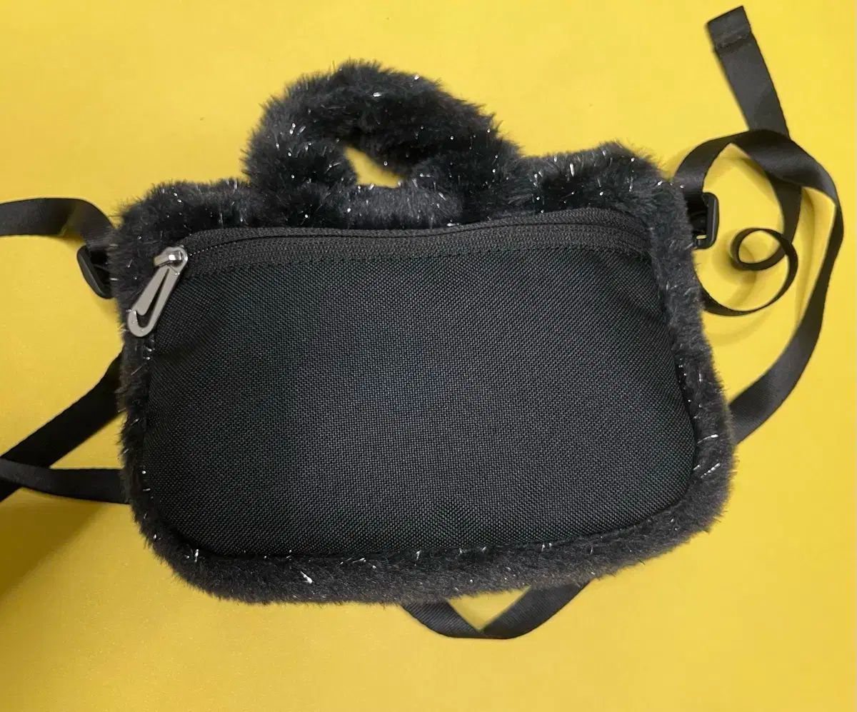 アトリエ ドゥ サン NIKE フューチュラ ファー クロスボディーバッグ デイジー ミニバッグ ブラック FZ1329