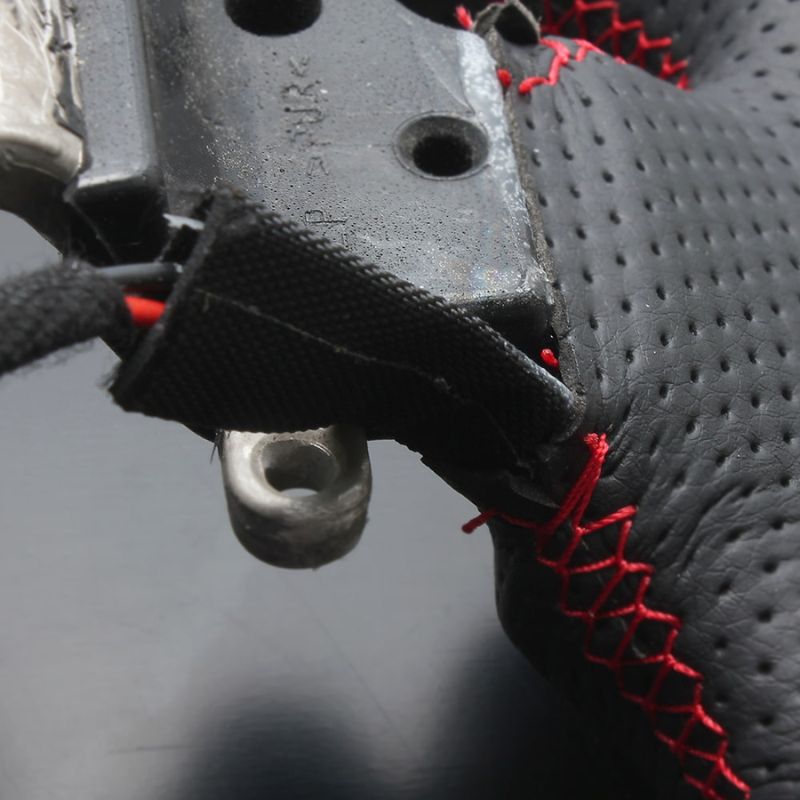 カーボン調xレッドステッチ