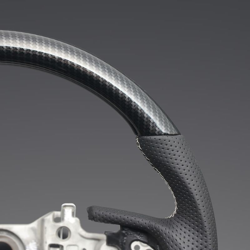 高品質の証ユーロステッチ採用 カーボン調xシルバーステッチ 純正交換ガングリップステアリング カローラクロス 210系 R3 9- LS203 BRIGHTFACE_UK