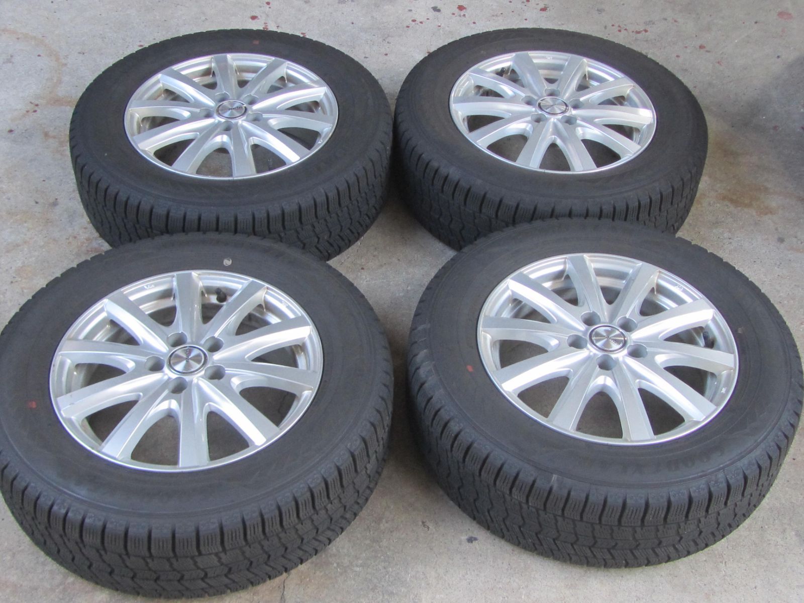 大 195|65R15 スタッドレス グッドイヤー アイスナビ8 カローラツーリング外し カローラスポーツ プリウス インプレッサなど 2025年製タイヤ