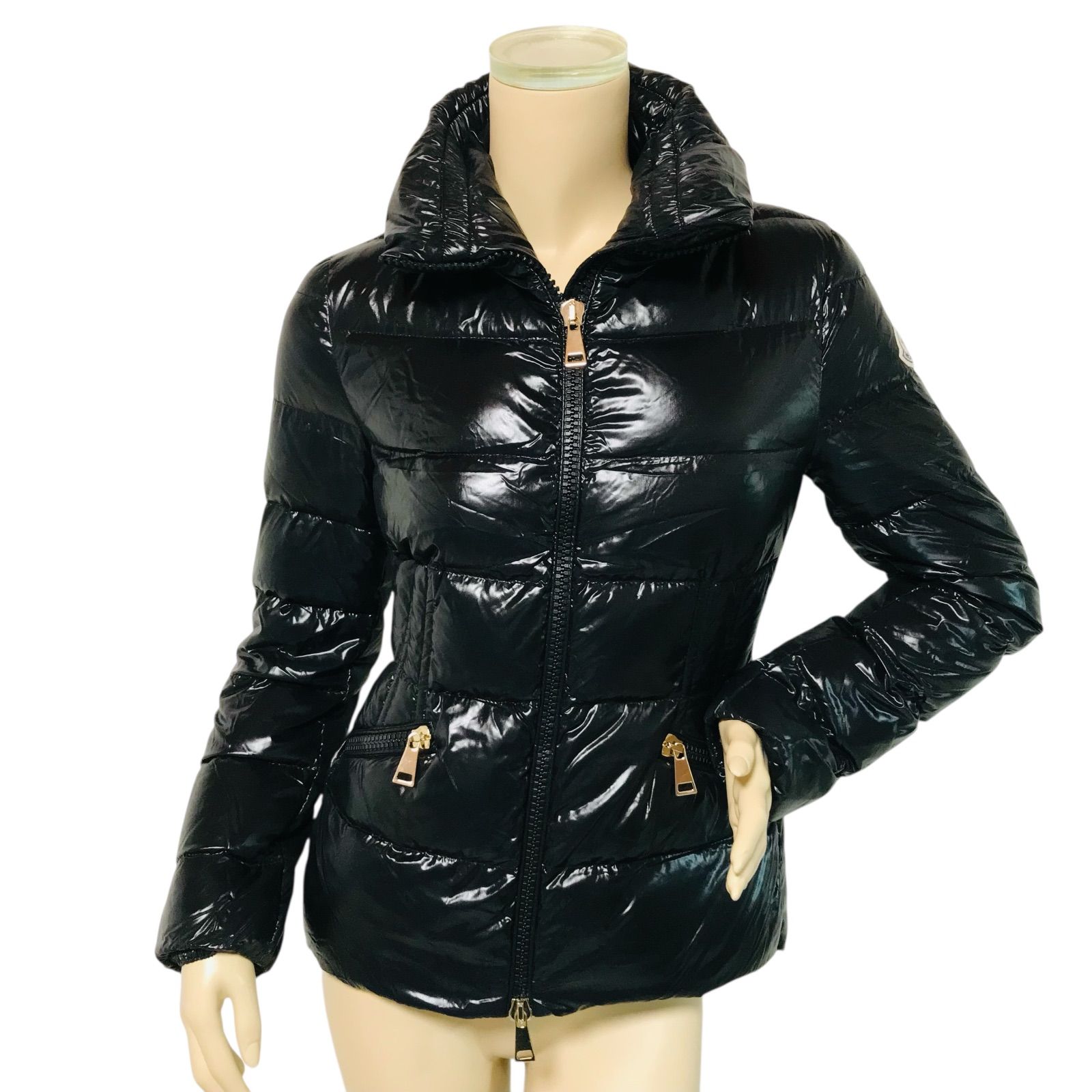 MONCLER モンクレール DAPHNE レディース ブランドアイコンワッペン メタルゴールドジッププル付 ダブルジップ シャイニーナイロン ダウンジャケット 0 レディースダウンジャケット ブラック カジュアル 秋冬物 アウター ブランド