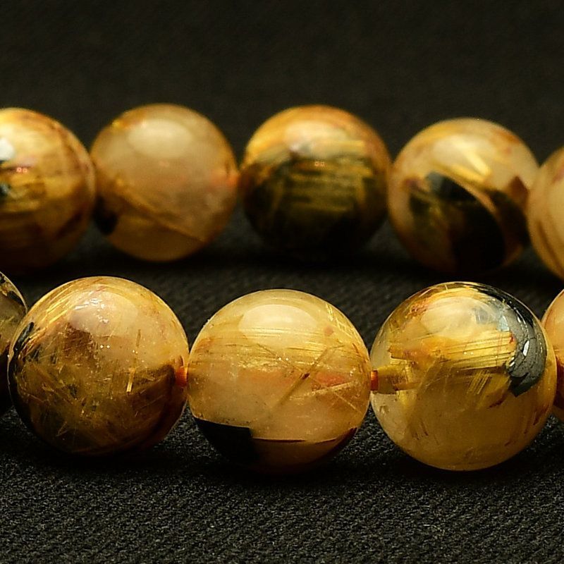 黒と金のコントラストが魅せる