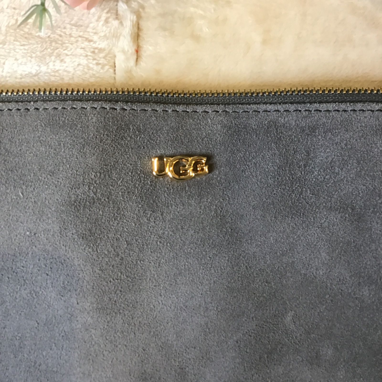 フォローで5％オフ！ 美品！ UGG クラッチバッグ ムートン グレー 