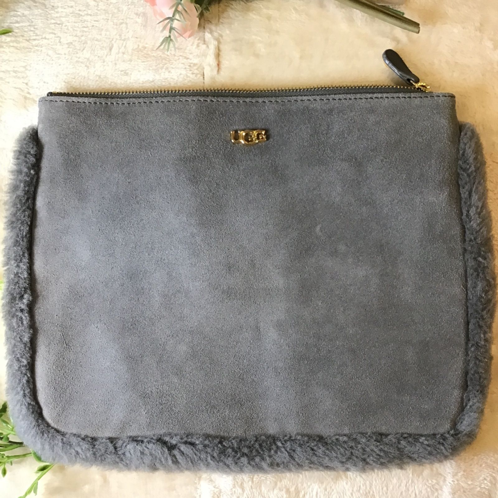 フォローで5％オフ！ 美品！ UGG クラッチバッグ ムートン グレー 